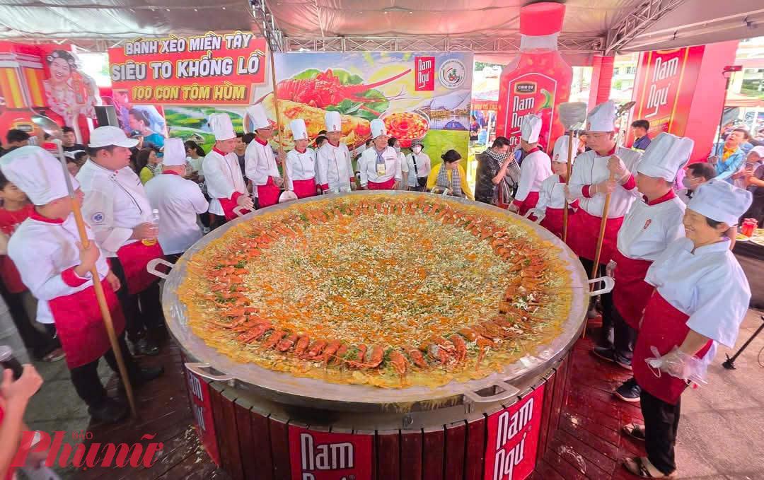 2026년 제13회 남부 민속 과자 축제, 700kg 무게의 찹쌀밥으로 만든 베트남 지도 선보여…